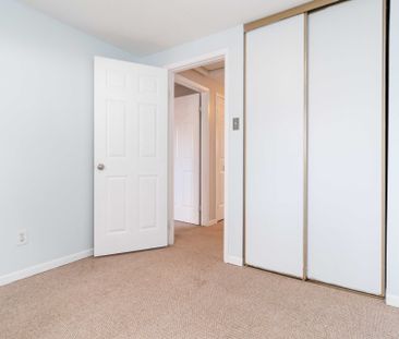 For Lease - 53 Courtleigh Square, Brampton, Ontario - Photo 6