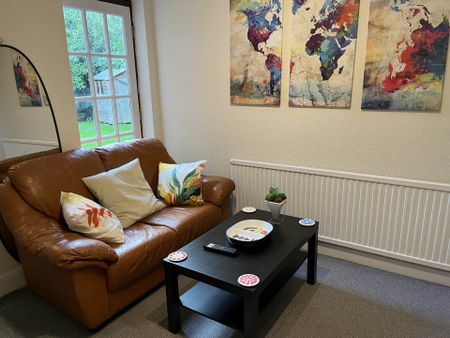 Room 3: 15 Sycamore Road, Guildford, GU1 1HJ - Photo 3