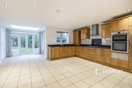 5 bedroom house to rent Hersham Road, Hersham, Walton-on-Thames, KT12 - Photo 2