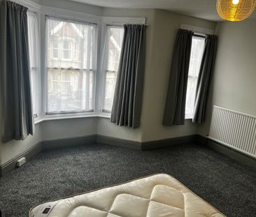 Room in a Shared House, Grove Park Avenue, BS4 - Photo 3
