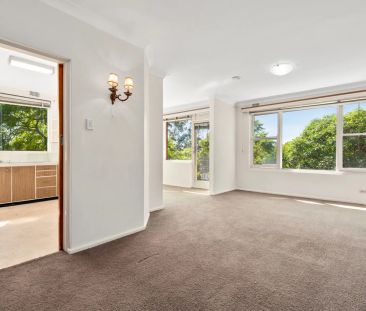 Top floor, oversized two bedroom apartment - Photo 1