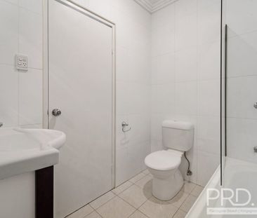 MODERN TRI-LEVEL (2) TWO BEDROOM TOWNHOUSE IN A PRIME LOCATION - Photo 2