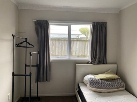 Furnished Room in Warm Beach House - Photo 3