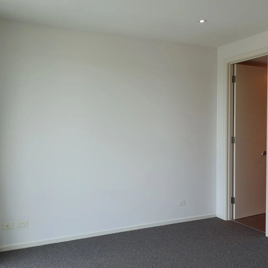 LUXURY 3-BEDROOM APARTMENT, WALKING DISTANCE TO WESTFIELD SHOPPING CENTRE WEST LAKES - Photo 1