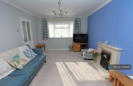 4 bedroom detached house to rent - Photo 2