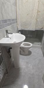 3 bedroom flat to rent - Photo 3