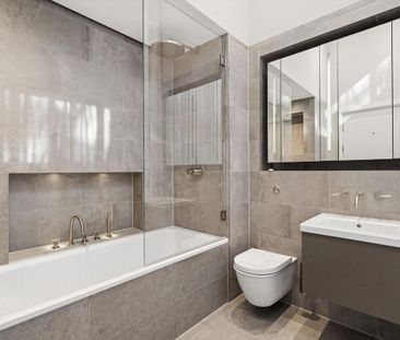 Beautiful three bedroom maisonette with a private landscaped garden, concierge, parking and residents' gym in a landmark Chelsea development. - Photo 6