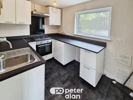 3 bedroom end of terrace house to rent - Photo 4