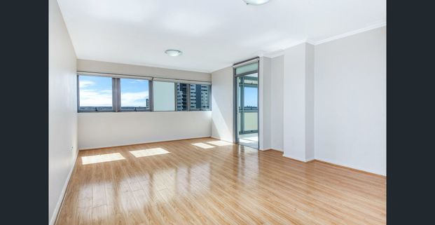 Golden location in Burwood, 2 bedrooms High Level with open views - Photo 1