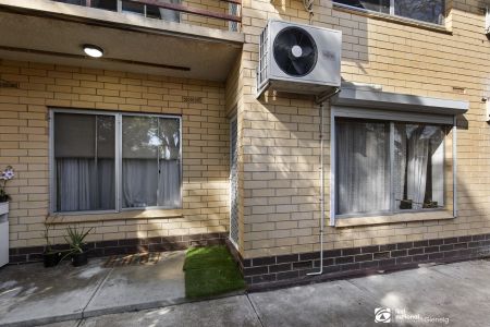 CONVENIENTLY LOCATED 2 BEDROOM UNIT! - Photo 3