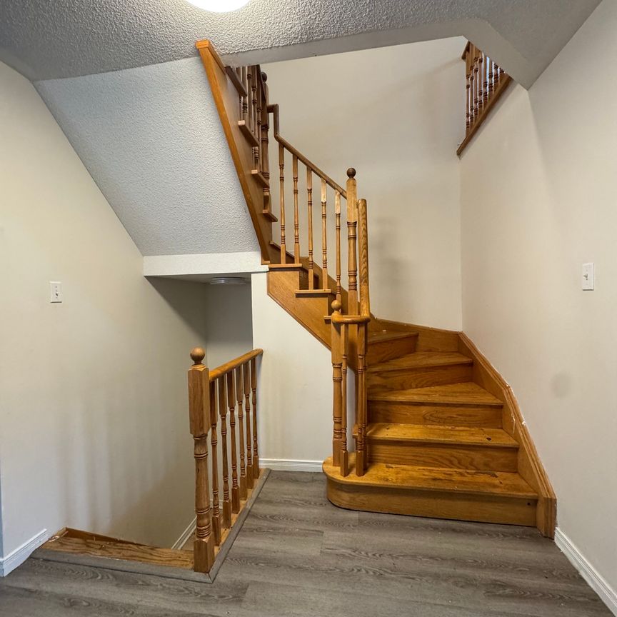 For Lease - 163 Flagstone Way, Newmarket, Ontario - Photo 1