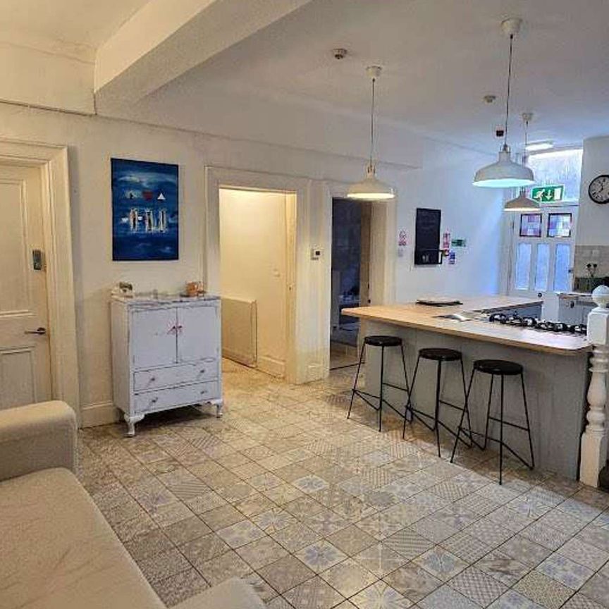 Enormous rooms for rent in beautiful Victorian house Room 14 - Photo 1