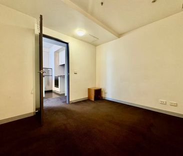 Modern 2-Bedroom Apartment in the Heart of Docklands - Photo 4