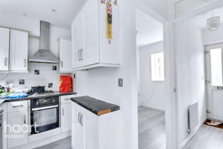 3 bedroom semi-detached house to rent - Photo 2