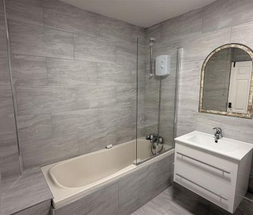 5 bedroom semi-detached house to rent - Photo 3