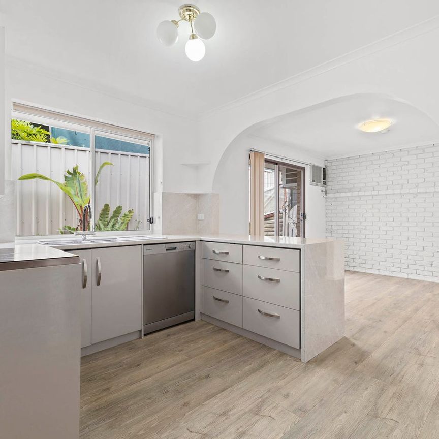 Comfortable Family Home in Leafy Redwood Park - Photo 1