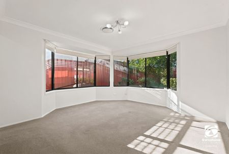 Spacious Family Home Opposite Parklands - Photo 3