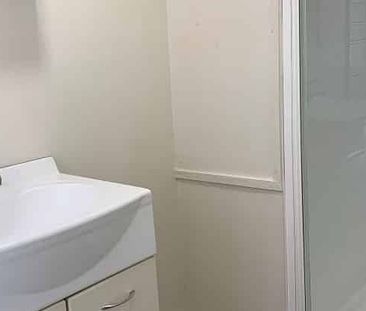 Charming 1BR Flat in Vibrant Newtown - Photo 3