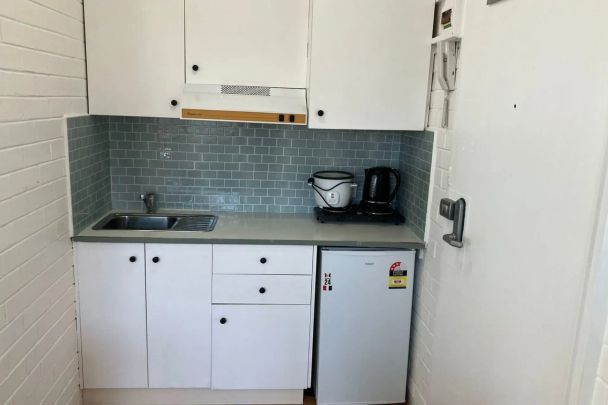 Stylish Street-Facing Studio with Secure Parking in the Heart of St Kilda - FURNISHED! - Photo 1