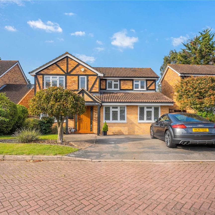 A beautifully presented detached family home in Virginia Water. - Photo 1