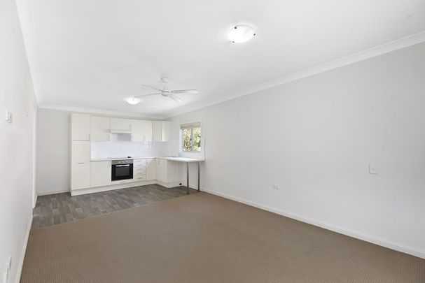 Gorgeous two bedroom flat - walking distance to the beach - Photo 1