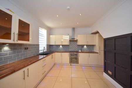 3 bed House - End Terrace for Rent - Photo 3