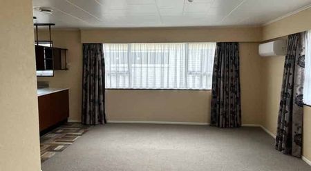 PAHIATUA - 2 BEDROOMS - Photo 2