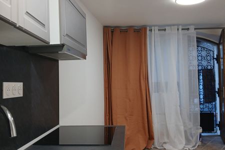 Coquet studio vide à louer dans le village de Biot - Photo 3