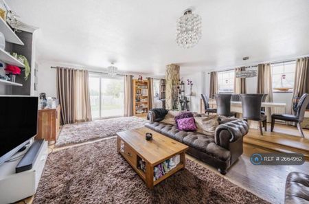 4 bedroom detached house to rent - Photo 2