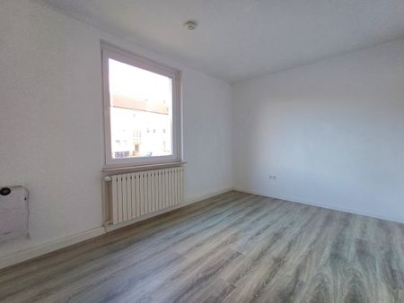 4-Zimmer-Whg. mit Laminat, zentral gelegen - Photo 2