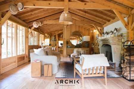 Architecture contemporaine d'inspiration régionaliste, cette maison de 130 m2 et sa dépendance s'étendent sur un terrain de 890 m2 au coeur d'un environnement calme et boisé à deux pas de la plage. - Photo 2