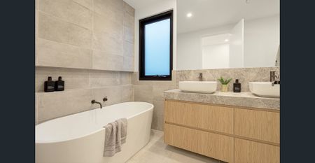 Unparalleled Executive Luxury in a Prestigious Bayside Locale - Photo 5