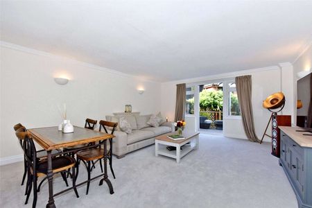 End of terrace home set in a gated development by the river conveniently located for Weybridge town centre. - Photo 2