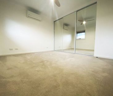 Modern & Spacious Townhouse in Prime Location - Photo 3