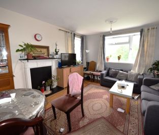 2 bedroom Flat in Whincover Drive, Leeds - Photo 2