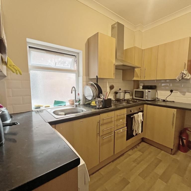 1 bedroom in a flat share to rent - Photo 1