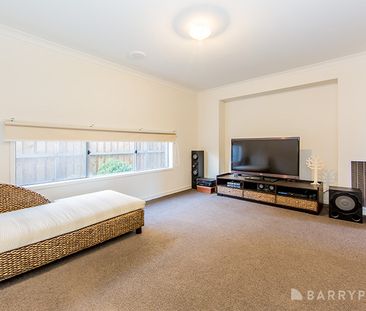 LARGE FAMILY HOME AWAITS! - Photo 1