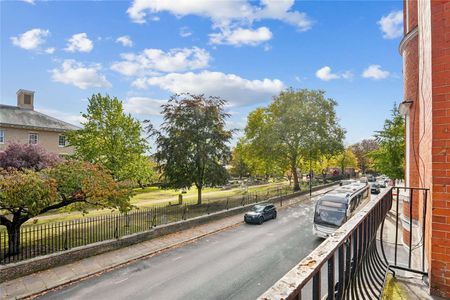 A spacious two bedroom apartment set within this prestigious portered building and offering communal garden access. - Photo 4