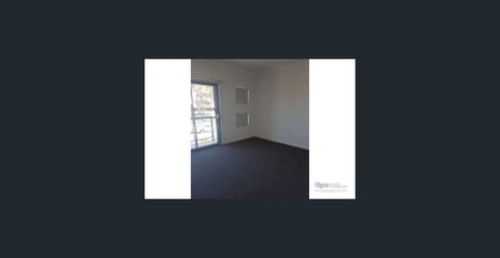 Stunning Townhouse - Photo 3