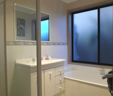 67 Thomas Royal Gardens, Queanbeyan NSW 2620 - House For Rent | Domain - Photo 4