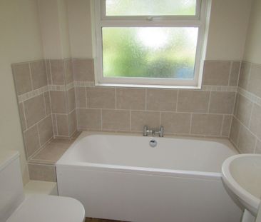 3 bed Bungalow - To Let - Photo 4