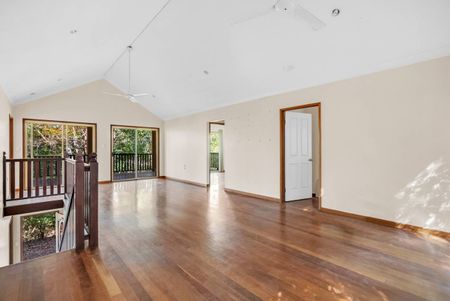 Sanctuary in the heart of Redlynch! - Photo 3