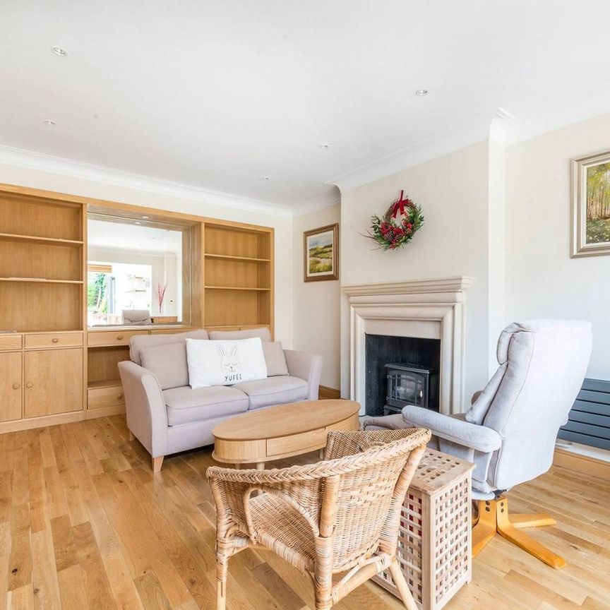 4 Bed Detached House, Queens Crescent, TW10 - Photo 1