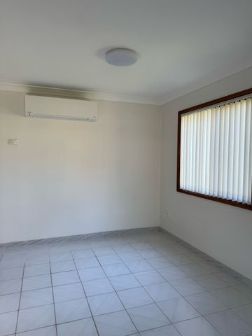 Location to Beach - 3 Good Size Bedrooms - Ensuite to Master - Air Con - Photo 3
