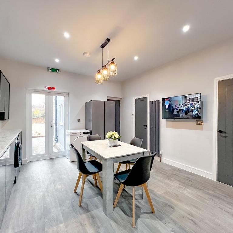 1 bedroom in a house share to rent - Photo 1