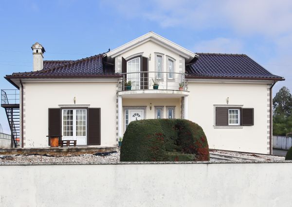 Floor of 2 bedroom villa, partially furnished and semi equipped in Requeixo!