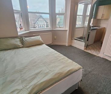 Studio Flat, Downs Road, LU1 - Photo 1