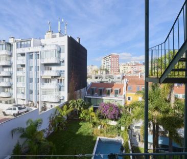 Room in a shared 8-bedroom apartment for rent in Lisbon. - Photo 3