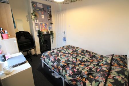 5 bedroom Semi-detached house to rent - Photo 3