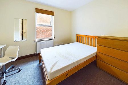 6 bedroom House To Let - Photo 3